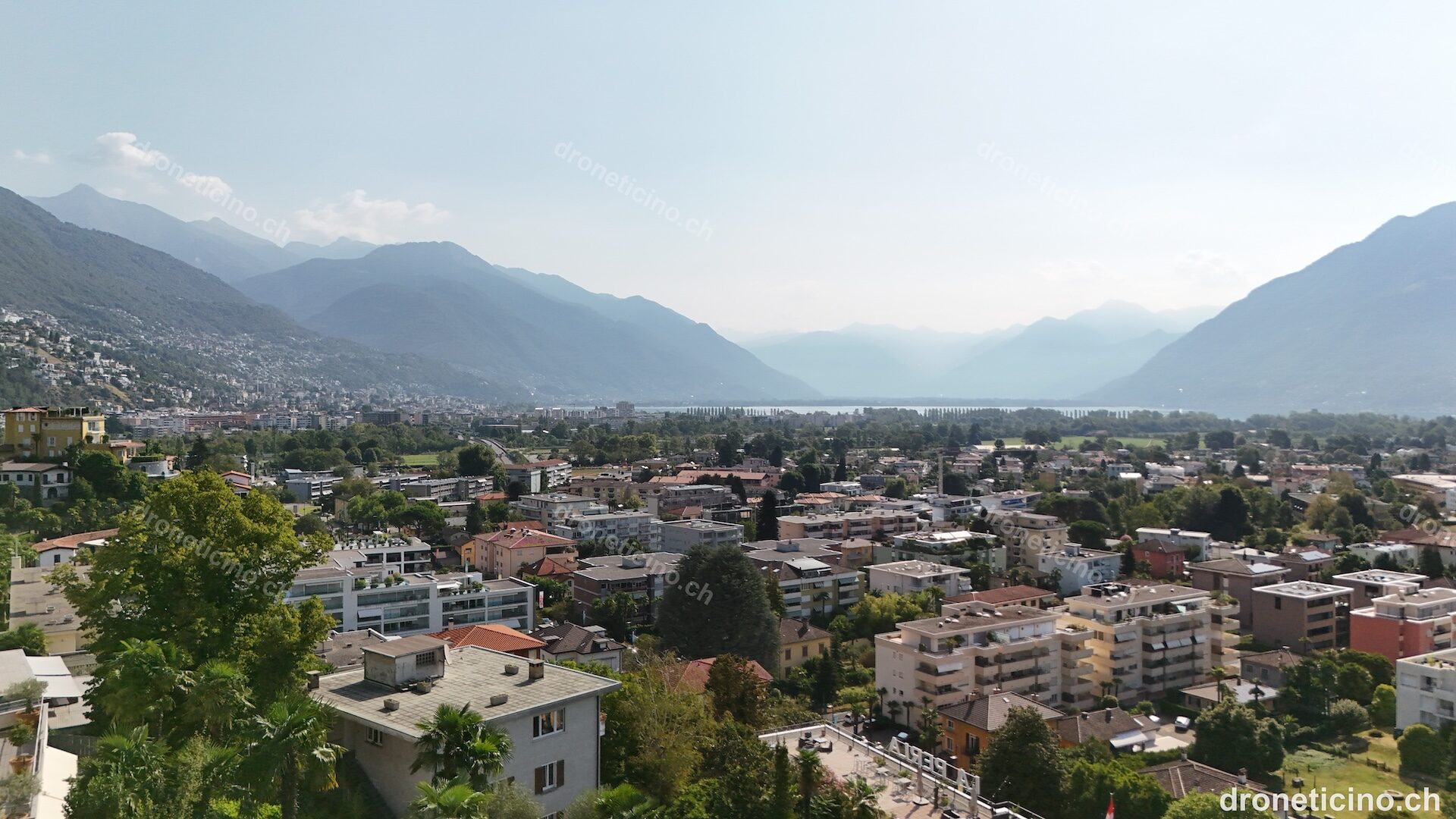 Fotografia aerea con drone di una zona residenziale in Ticino